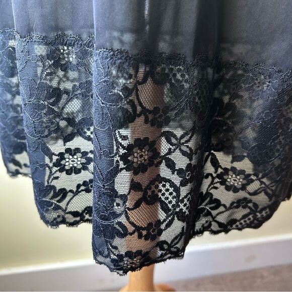 Vintage 1950s Vanity Fair Black Nylon Chantilly Lace Slip - Size 38 Large - Picture 9 of 9